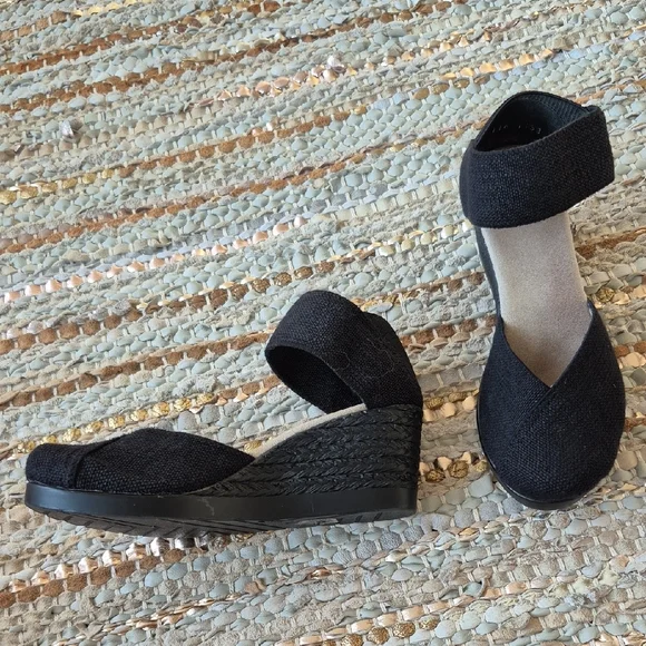 Charleston Shoes Black Wedge Sandals - Picture 3 of 6